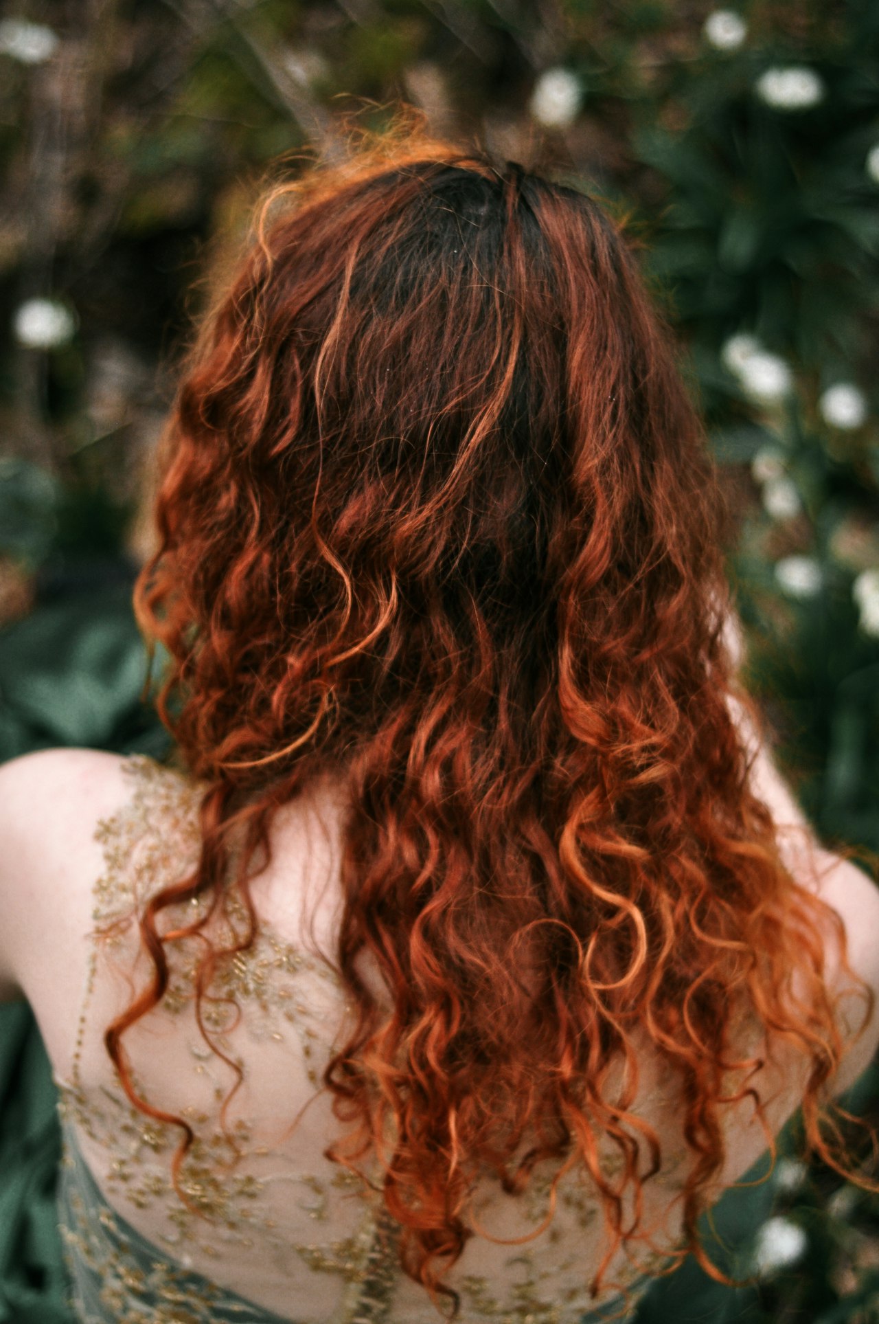 Vörös, göndör fürtök hátulról – Curly Gabi